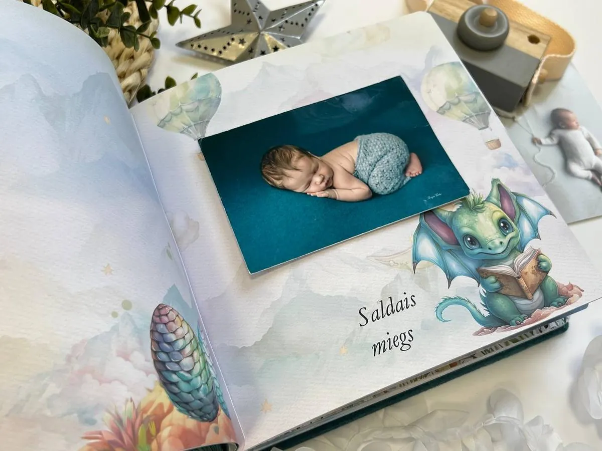 Iekšpusē — «Mūsu mazuļa pirmais albums»