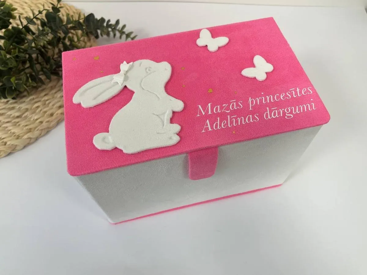 Baby box lillā — skats no iekšpuses